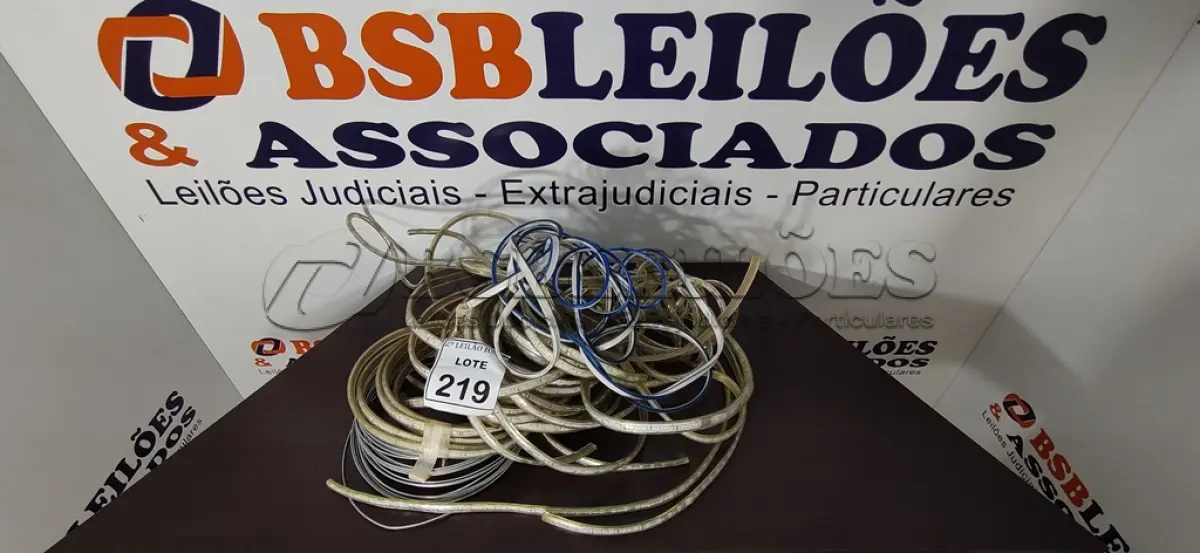 LOTE 219 - 01 LOTE COM VÁRIOS PEDAÇOS DE FITA LED. (NO ESTADO) ATENÇÃO! FAZER A VISITAÇÃO ANTES DE ARREMATAR, NÃO SABEMOS SE FUNCIONA, LEILÃO NÃO TEM GARANTIA E NEM DEVOLUÇÃO, SUJEITO A POSSÍVEIS AVARIAS VISÍVEIS/OCULTAS E/OU AUSÊNCIA DE COMPONENTES.