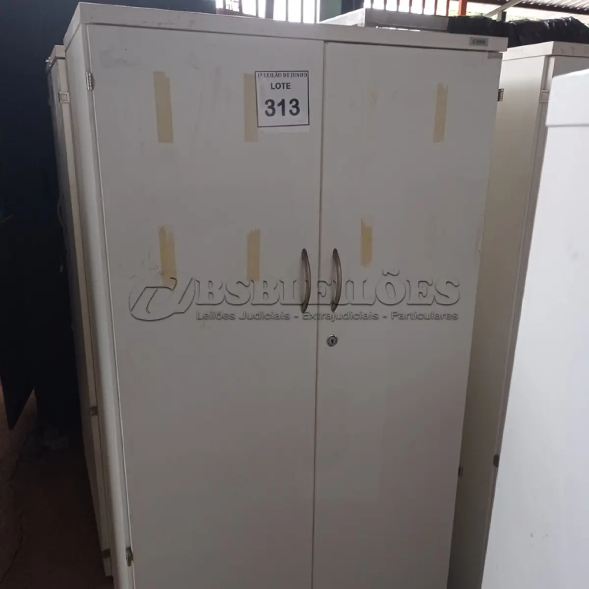 LOTE 313 - 01 ARMÁRIO ALTO PRA ESCRITÓRIO COM 2 PORTAS E 3 COMPARTIMENTOS. (NO ESTADO) ATENÇÃO! FAZER A VISITAÇÃO ANTES DE ARREMATAR, NÃO SABEMOS SE FUNCIONA, LEILÃO NÃO TEM GARANTIA E NEM DEVOLUÇÃO, SUJEITO A POSSÍVEIS AVARIAS VISÍVEIS/OCULTAS E/OU AUSÊNCIA DE COMPONENTES.