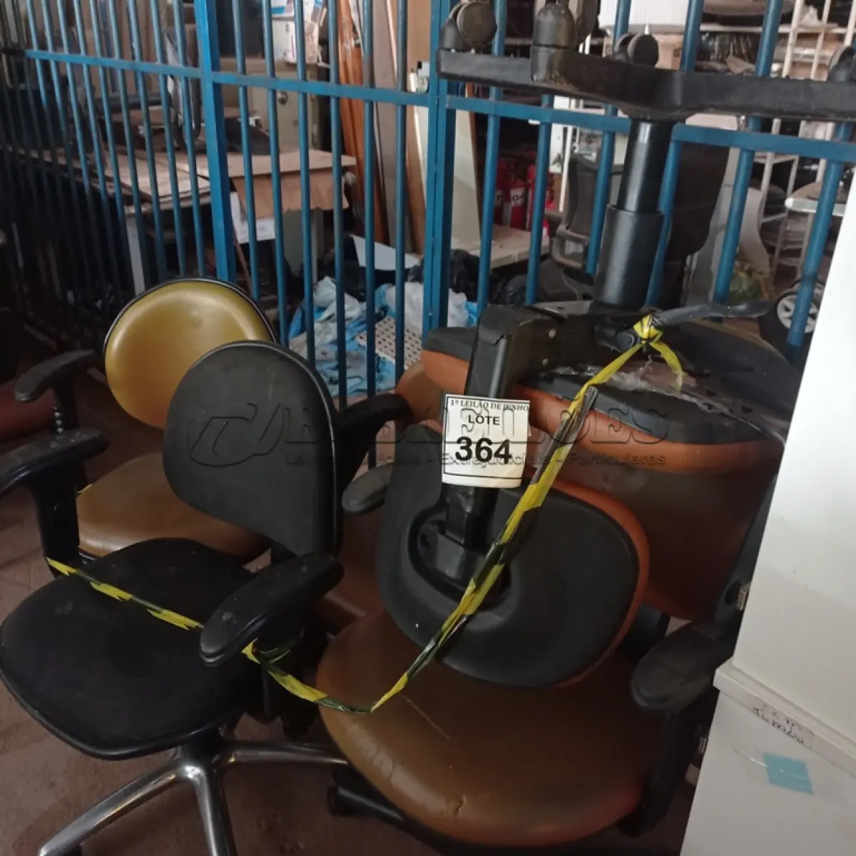 LOTE 364 - 05 CADEIRAS DE ESCRITÓRIO GIRATÓRIAS DIVERSAS. (NO ESTADO) ATENÇÃO! FAZER A VISITAÇÃO ANTES DE ARREMATAR, NÃO SABEMOS SE FUNCIONA. LEILÃO NÃO TEM GARANTIA E NEM DEVOLUÇÃO, SUJEITO A POSSÍVEIS AVARIAS VISÍVEIS/OCULTAS E/OU AUSÊNCIA DE COMPONENTES.
