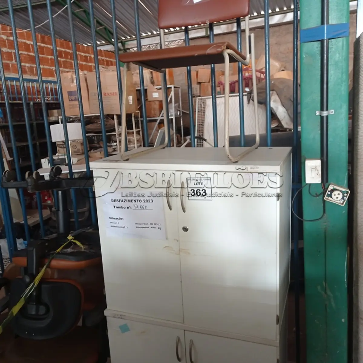 LOTE 363 - 02 ARMÁRIOS BAIXOS PRA ESCRITÓRIO 2 PORTAS CADA E 01 CADEIRA COM PÉS FIXOS. (NO ESTADO) ATENÇÃO! FAZER A VISITAÇÃO ANTES DE ARREMATAR, NÃO SABEMOS SE FUNCIONA. LEILÃO NÃO TEM GARANTIA E NEM DEVOLUÇÃO, SUJEITO A POSSÍVEIS AVARIAS VISÍVEIS/OCULTAS E/OU AUSÊNCIA DE COMPONENTES.
