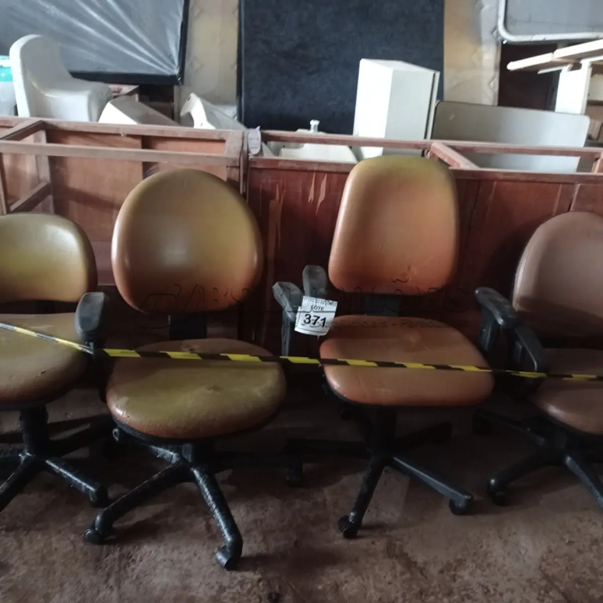 LOTE 371 - 06 CADEIRAS PARA ESCRITÓRIO GIRATÓRIAS. (NO ESTADO) ATENÇÃO! FAZER A VISITAÇÃO ANTES DE ARREMATAR, NÃO SABEMOS SE FUNCIONA. LEILÃO NÃO TEM GARANTIA E NEM DEVOLUÇÃO, SUJEITO A POSSÍVEIS AVARIAS VISÍVEIS/OCULTAS E/OU AUSÊNCIA DE COMPONENTES.