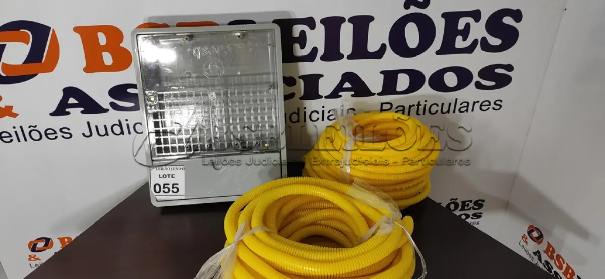 LOTE 055 - 01 CAIXA HIDRÔMETRO E 01 ROLO DE MANGUEIRAS CORRUGADA. (NO ESTADO) ATENÇÃO! FAZER A VISITAÇÃO ANTES DE ARREMATAR, NÃO SABEMOS SE FUNCIONA, LEILÃO NÃO TEM GARANTIA E NEM DEVOLUÇÃO, SUJEITO A POSSÍVEIS AVARIAS VISÍVEIS/OCULTAS E/OU AUSÊNCIA DE COMPONENTES.