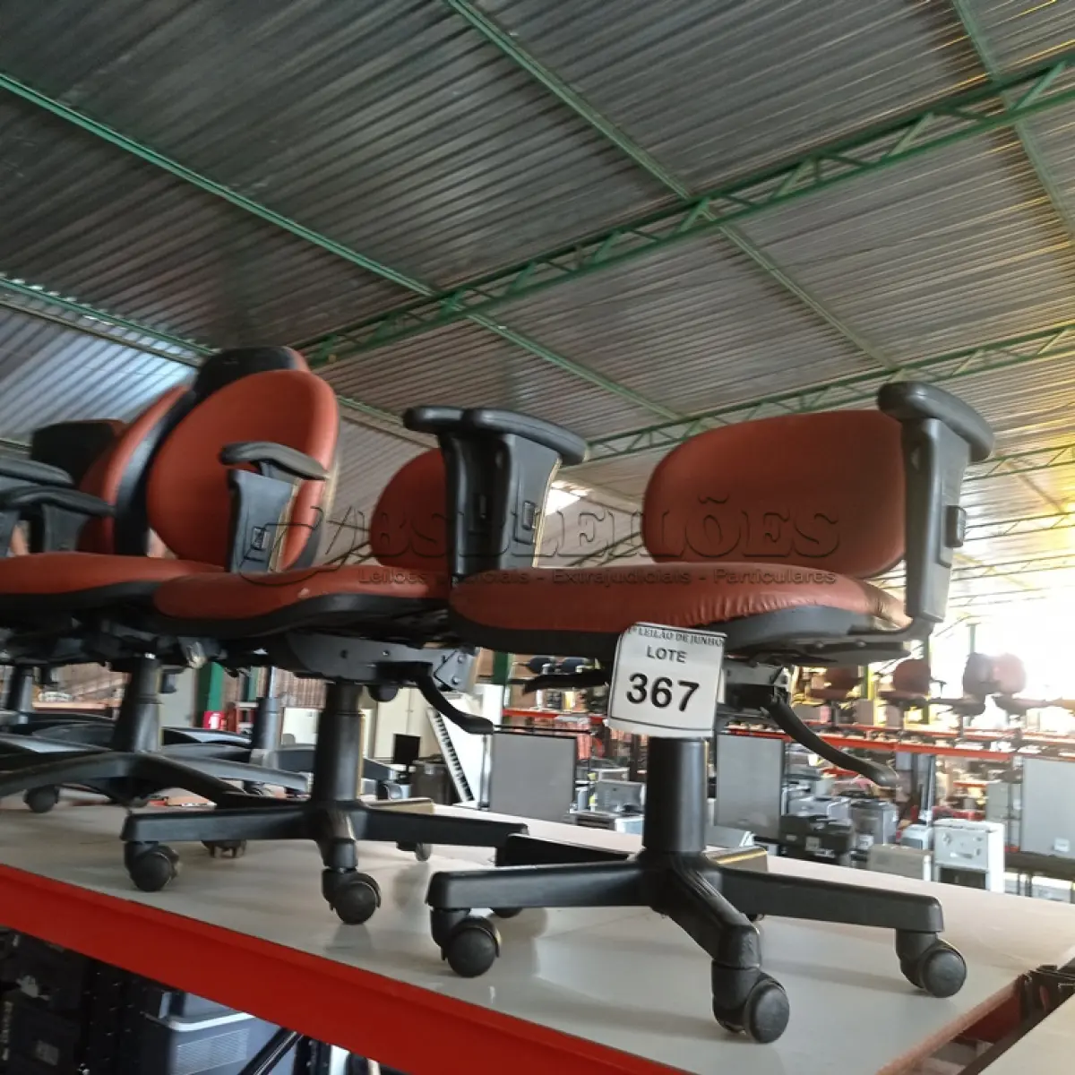 LOTE 367 - 06 CADEIRAS DE ESCRITÓRIO GIRATÓRIAS. (NO ESTADO) ATENÇÃO! FAZER A VISITAÇÃO ANTES DE ARREMATAR, NÃO SABEMOS SE FUNCIONA. LEILÃO NÃO TEM GARANTIA E NEM DEVOLUÇÃO, SUJEITO A POSSÍVEIS AVARIAS VISÍVEIS/OCULTAS E/OU AUSÊNCIA DE COMPONENTES.