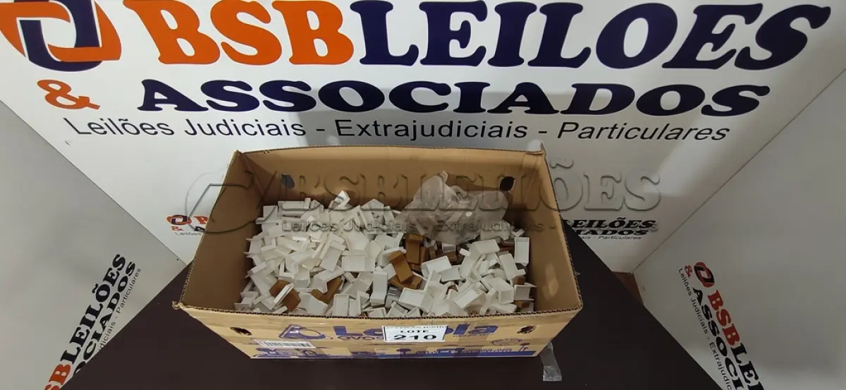 LOTE 210 - 01 LOTE COM GRANDE QUANTIDADE DE CANTONEIRAS DE PLÁSTICO. (NO ESTADO) ATENÇÃO! FAZER A VISITAÇÃO ANTES DE ARREMATAR, NÃO SABEMOS SE FUNCIONA, LEILÃO NÃO TEM GARANTIA E NEM DEVOLUÇÃO, SUJEITO A POSSÍVEIS AVARIAS VISÍVEIS/OCULTAS E/OU AUSÊNCIA DE COMPONENTES.