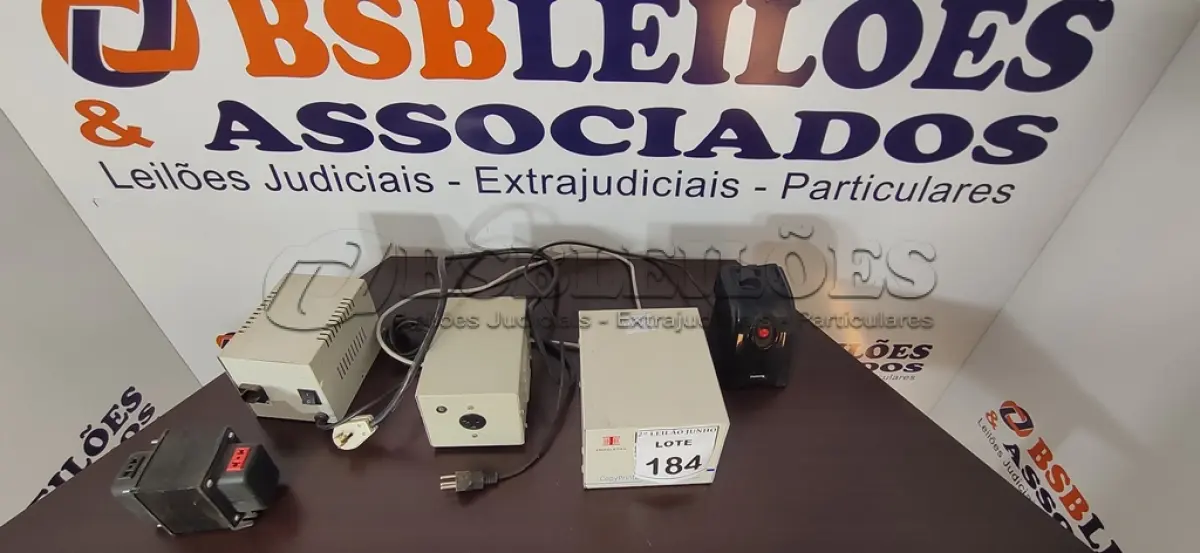 LOTE 184 - 04 TRANSFORMADORES TAMANHOS DIVERSOS E 01 ESTABILIZADOR. (NO ESTADO) ATENÇÃO! FAZER A VISITAÇÃO ANTES DE ARREMATAR, NÃO SABEMOS SE FUNCIONA, LEILÃO NÃO TEM GARANTIA E NEM DEVOLUÇÃO, SUJEITO A POSSÍVEIS AVARIAS VISÍVEIS/OCULTAS E/OU AUSÊNCIA DE COMPONENTES.