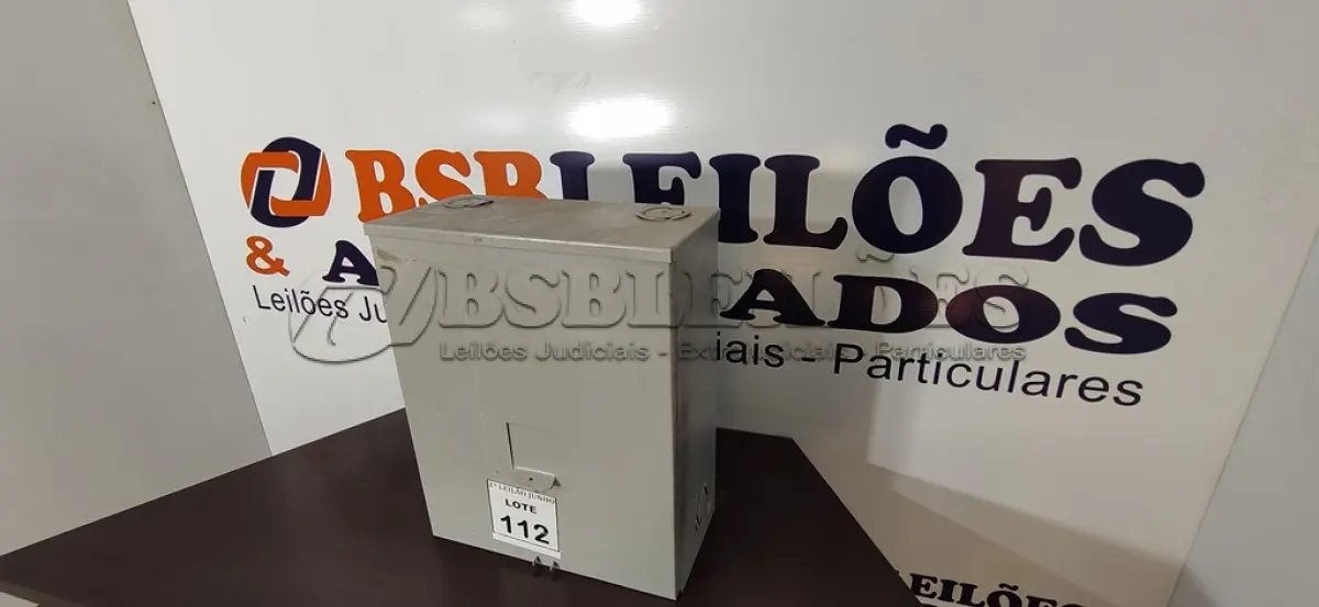 LOTE 112 - 01 QUADRO DE DISTRIBUIÇÃO E 01 CAIXA DE QUADRO ELÉTRICO (NO ESTADO) ATENÇÃO! FAZER A VISITAÇÃO ANTES DE ARREMATAR, NÃO SABEMOS SE FUNCIONA, LEILÃO NÃO TEM GARANTIA E NEM DEVOLUÇÃO, SUJEITO A POSSÍVEIS AVARIAS VISÍVEIS/OCULTAS E/OU AUSÊNCIA DE COMPONENTES.