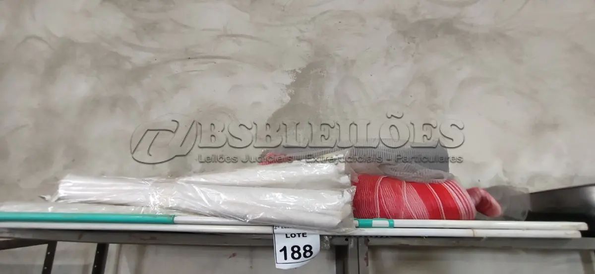 LOTE 188 - 02 SECADORES DE ROUPA, 05 ROLOS DE TELAS MOSQUETEIRO E 08 VEDA PORTAS. (NO ESTADO) ATENÇÃO! FAZER A VISITAÇÃO ANTES DE ARREMATAR, NÃO SABEMOS SE FUNCIONA, LEILÃO NÃO TEM GARANTIA E NEM DEVOLUÇÃO, SUJEITO A POSSÍVEIS AVARIAS VISÍVEIS/OCULTAS E/OU AUSÊNCIA DE COMPONENTES.