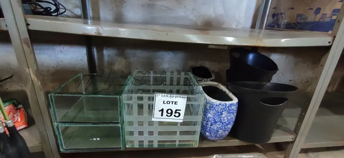 LOTE 195 - 05 VASOS DECORATIVOS DE VIDRO, 02 VASOS DE CERÂMICA E 03 BALDES DE GELO. (NO ESTADO) ATENÇÃO! FAZER A VISITAÇÃO ANTES DE ARREMATAR, NÃO SABEMOS SE FUNCIONA, LEILÃO NÃO TEM GARANTIA E NEM DEVOLUÇÃO, SUJEITO A POSSÍVEIS AVARIAS VISÍVEIS/OCULTAS E/OU AUSÊNCIA DE COMPONENTES.