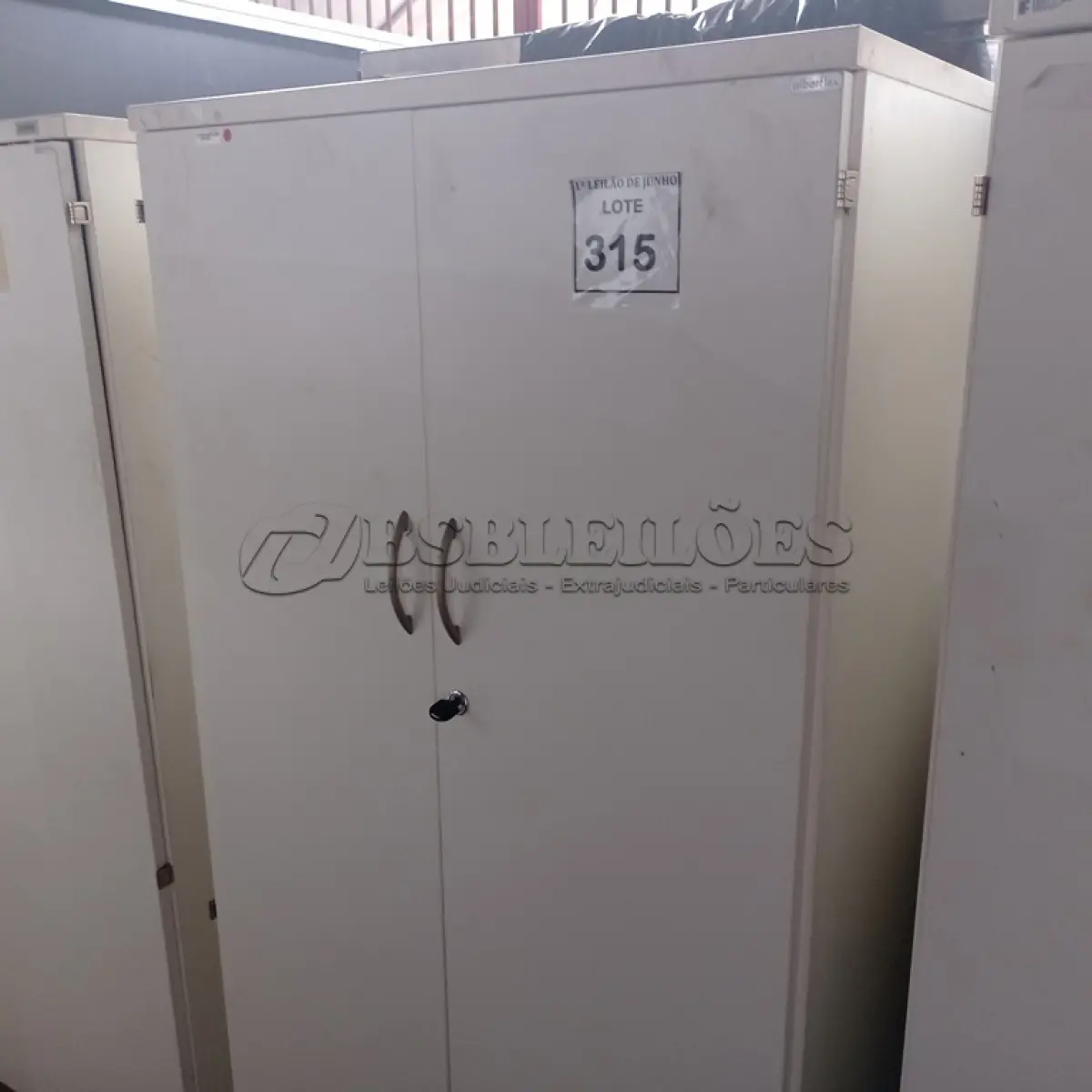LOTE 315 - 01 ARMÁRIO ALTO PRA ESCRITÓRIO COM 2 PORTAS E 3 COMPARTIMENTOS. (NO ESTADO) ATENÇÃO! FAZER A VISITAÇÃO ANTES DE ARREMATAR, NÃO SABEMOS SE FUNCIONA, LEILÃO NÃO TEM GARANTIA E NEM DEVOLUÇÃO, SUJEITO A POSSÍVEIS AVARIAS VISÍVEIS/OCULTAS E/OU AUSÊNCIA DE COMPONENTES.