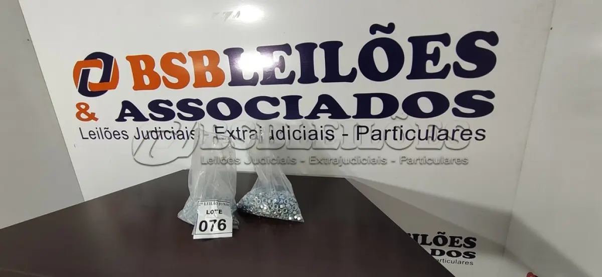 LOTE 076 - 01 LOTE COM GRANDE QUANTIDADE DE PARAFUSOS E PORCAS. (NO ESTADO) ATENÇÃO! FAZER A VISITAÇÃO ANTES DE ARREMATAR, NÃO SABEMOS SE FUNCIONA, LEILÃO NÃO TEM GARANTIA E NEM DEVOLUÇÃO, SUJEITO A POSSÍVEIS AVARIAS VISÍVEIS/OCULTAS E/OU AUSÊNCIA DE COMPONENTES.