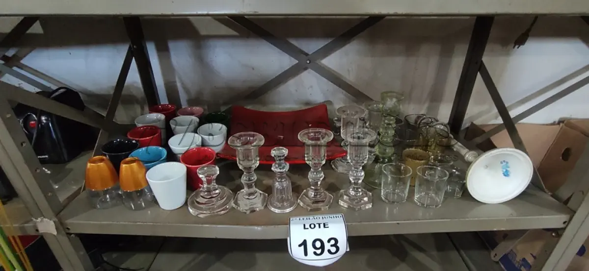 LOTE 193 - 01 LOTE COM VÁRIOS CASTIÇAIS, MINI VASOS DECORATIVOS E UTENSÍLIOS DIVERSOS. (NO ESTADO) ATENÇÃO! FAZER A VISITAÇÃO ANTES DE ARREMATAR, NÃO SABEMOS SE FUNCIONA, LEILÃO NÃO TEM GARANTIA E NEM DEVOLUÇÃO, SUJEITO A POSSÍVEIS AVARIAS VISÍVEIS/OCULTAS E/OU AUSÊNCIA DE COMPONENTES.