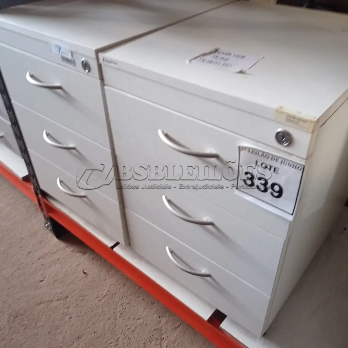 LOTE 339 - 02 GAVETEIROS COM 03 GAVETAS CADA. (NO ESTADO) ATENÇÃO! FAZER A VISITAÇÃO ANTES DE ARREMATAR, NÃO SABEMOS SE FUNCIONA. LEILÃO NÃO TEM GARANTIA E NEM DEVOLUÇÃO, SUJEITO A POSSÍVEIS AVARIAS VISÍVEIS/OCULTAS E/OU AUSÊNCIA DE COMPONENTES.