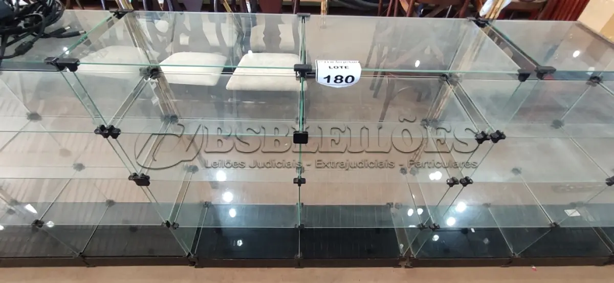 LOTE 180 - 01 VITRINE EXPOSITORA DE VIDRO. (NO ESTADO) ATENÇÃO! FAZER A VISITAÇÃO ANTES DE ARREMATAR, NÃO SABEMOS SE FUNCIONA, LEILÃO NÃO TEM GARANTIA E NEM DEVOLUÇÃO, SUJEITO A POSSÍVEIS AVARIAS VISÍVEIS/OCULTAS E/OU AUSÊNCIA DE COMPONENTES.
