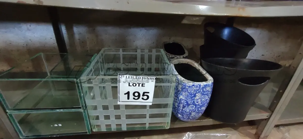 LOTE 195 - 05 VASOS DECORATIVOS DE VIDRO, 02 VASOS DE CERÂMICA E 03 BALDES DE GELO. (NO ESTADO) ATENÇÃO! FAZER A VISITAÇÃO ANTES DE ARREMATAR, NÃO SABEMOS SE FUNCIONA, LEILÃO NÃO TEM GARANTIA E NEM DEVOLUÇÃO, SUJEITO A POSSÍVEIS AVARIAS VISÍVEIS/OCULTAS E/OU AUSÊNCIA DE COMPONENTES.