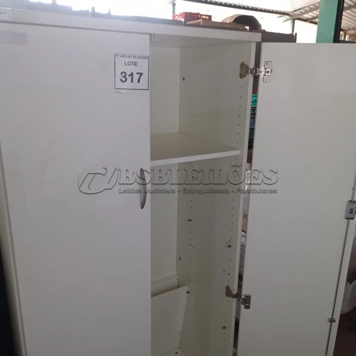 LOTE 317 - 01 ARMÁRIO ALTO PRA ESCRITÓRIO COM 2 PORTAS E 3 COMPARTIMENTOS. (NO ESTADO) ATENÇÃO! FAZER A VISITAÇÃO ANTES DE ARREMATAR, NÃO SABEMOS SE FUNCIONA, LEILÃO NÃO TEM GARANTIA E NEM DEVOLUÇÃO, SUJEITO A POSSÍVEIS AVARIAS VISÍVEIS/OCULTAS E/OU AUSÊNCIA DE COMPONENTES.