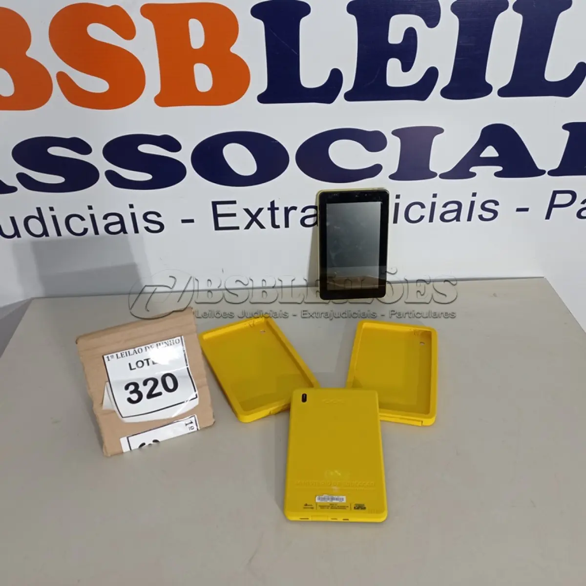LOTE 320 - 02 TABLETS MARCA CCE. (NO ESTADO) ATENÇÃO! FAZER A VISITAÇÃO ANTES DE ARREMATAR, NÃO SABEMOS SE FUNCIONA, LEILÃO NÃO TEM GARANTIA E NEM DEVOLUÇÃO, SUJEITO A POSSÍVEIS AVARIAS VISÍVEIS/OCULTAS E/OU AUSÊNCIA DE COMPONENTES.