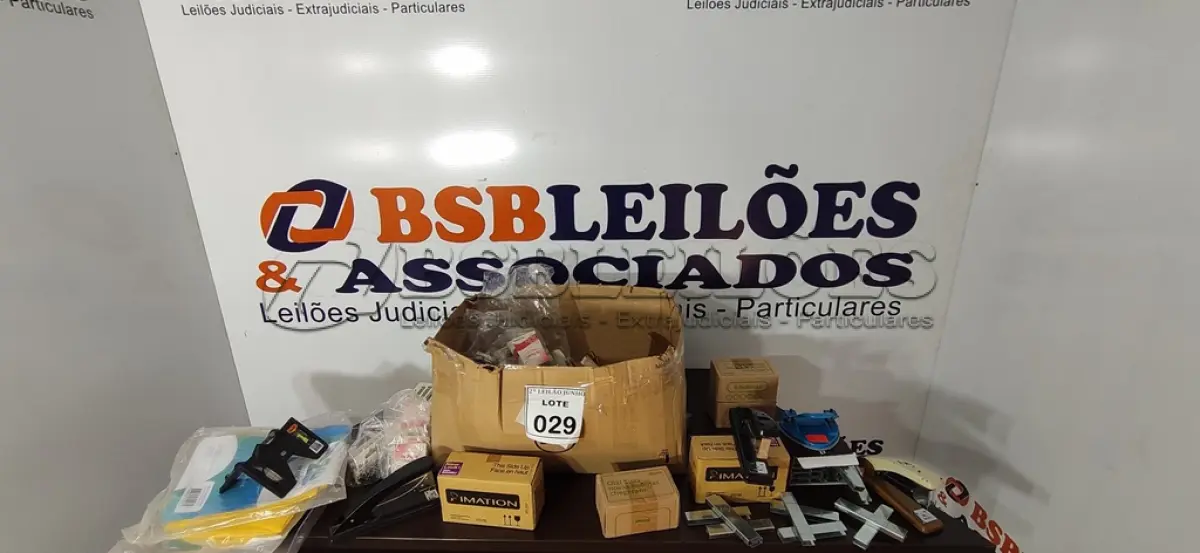 LOTE 029 - 01 LOTE COM GRANDE QUANTIDADE DE GRAMPOS DE PAPEIS E MATÉRIAS DIVERSOS PARA ESCRITÓRIO. (NO ESTADO) ATENÇÃO! FAZER A VISITAÇÃO ANTES DE ARREMATAR, NÃO SABEMOS SE FUNCIONA, LEILÃO NÃO TEM GARANTIA E NEM DEVOLUÇÃO, SUJEITO A POSSÍVEIS AVARIAS VISÍVEIS/OCULTAS E/OU AUSÊNCIA DE COMPONENTES.