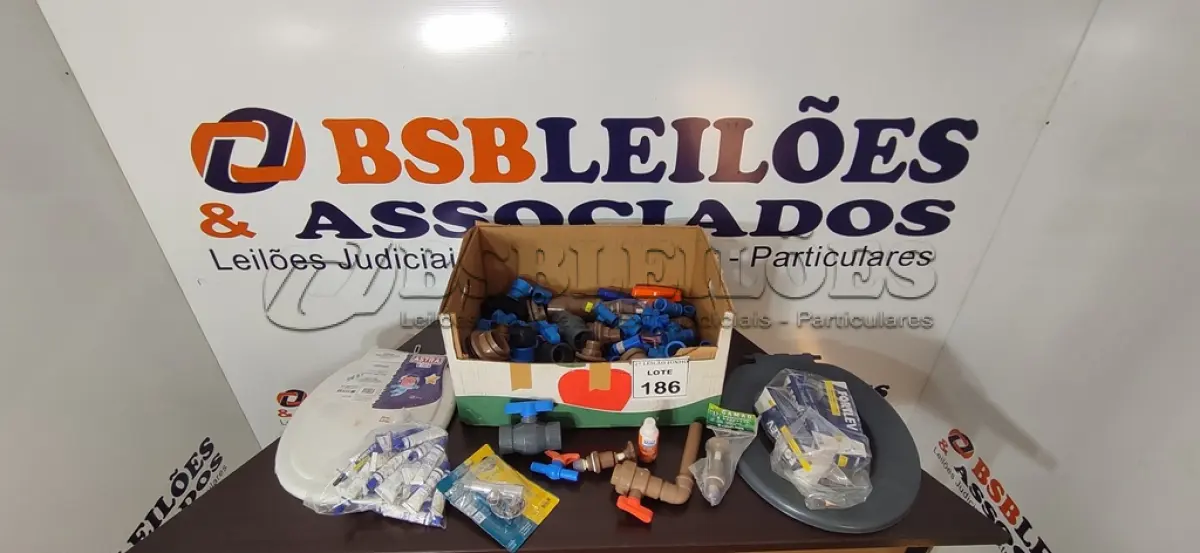LOTE 186 - 01 LOTE COM GRANDE QUANTIDADE DE CONEXÕES HIDRÁULICAS MEDIDAS DIVERSAS E ADESIVOS PLÁSTICOS E 01 ACENTO PARA VASO INFANTIL. (NO ESTADO) ATENÇÃO! FAZER A VISITAÇÃO ANTES DE ARREMATAR, NÃO SABEMOS SE FUNCIONA, LEILÃO NÃO TEM GARANTIA E NEM DEVOLUÇÃO, SUJEITO A POSSÍVEIS AVARIAS VISÍVEIS/OCULTAS E/OU AUSÊNCIA DE COMPONENTES.