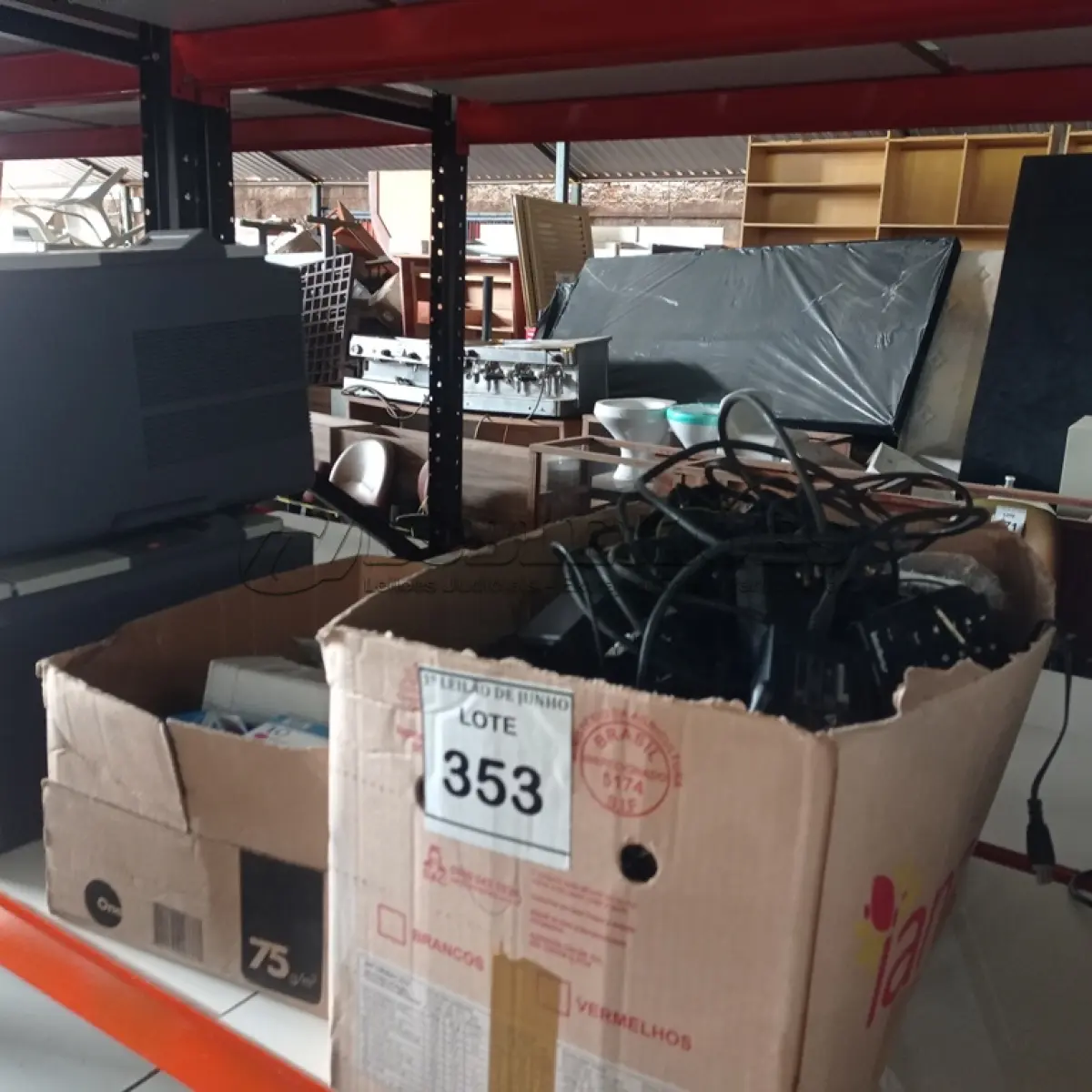 LOTE 353 - 01 LOTE COM VÁRIOS CARTUCHOS DE IMPRESSORA E FONTES/CABOS DIVERSOS. (NO ESTADO) ATENÇÃO! FAZER A VISITAÇÃO ANTES DE ARREMATAR, NÃO SABEMOS SE FUNCIONA. LEILÃO NÃO TEM GARANTIA E NEM DEVOLUÇÃO, SUJEITO A POSSÍVEIS AVARIAS VISÍVEIS/OCULTAS E/OU AUSÊNCIA DE COMPONENTES.