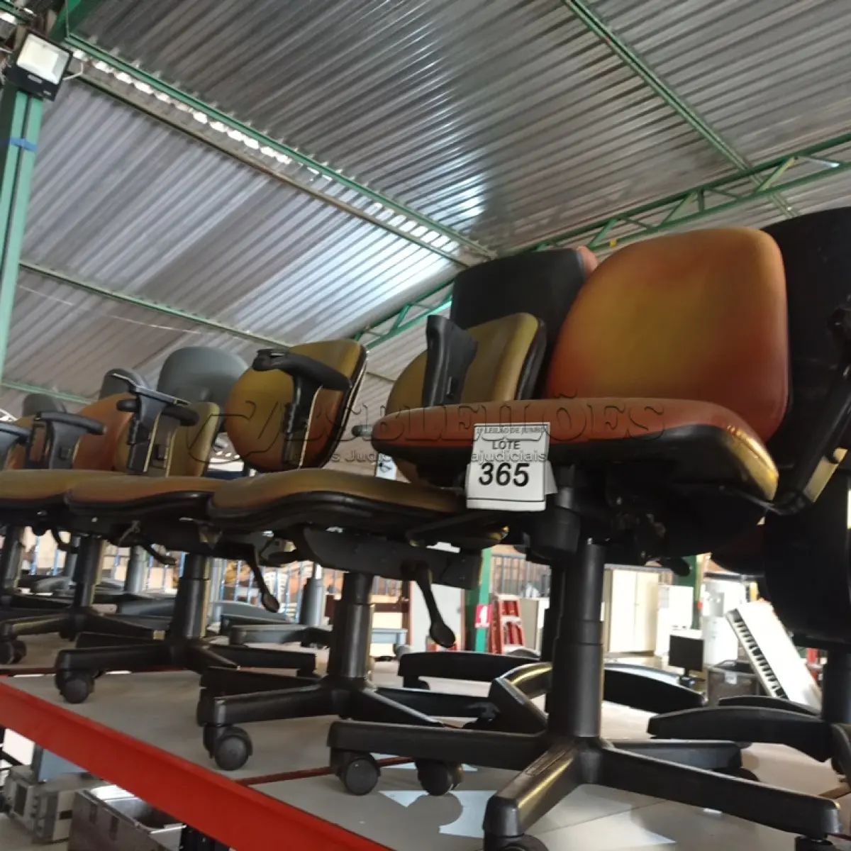 LOTE 365 - 06 CADEIRAS DE ESCRITÓRIO GIRATÓRIAS. (NO ESTADO) ATENÇÃO! FAZER A VISITAÇÃO ANTES DE ARREMATAR, NÃO SABEMOS SE FUNCIONA. LEILÃO NÃO TEM GARANTIA E NEM DEVOLUÇÃO, SUJEITO A POSSÍVEIS AVARIAS VISÍVEIS/OCULTAS E/OU AUSÊNCIA DE COMPONENTES.