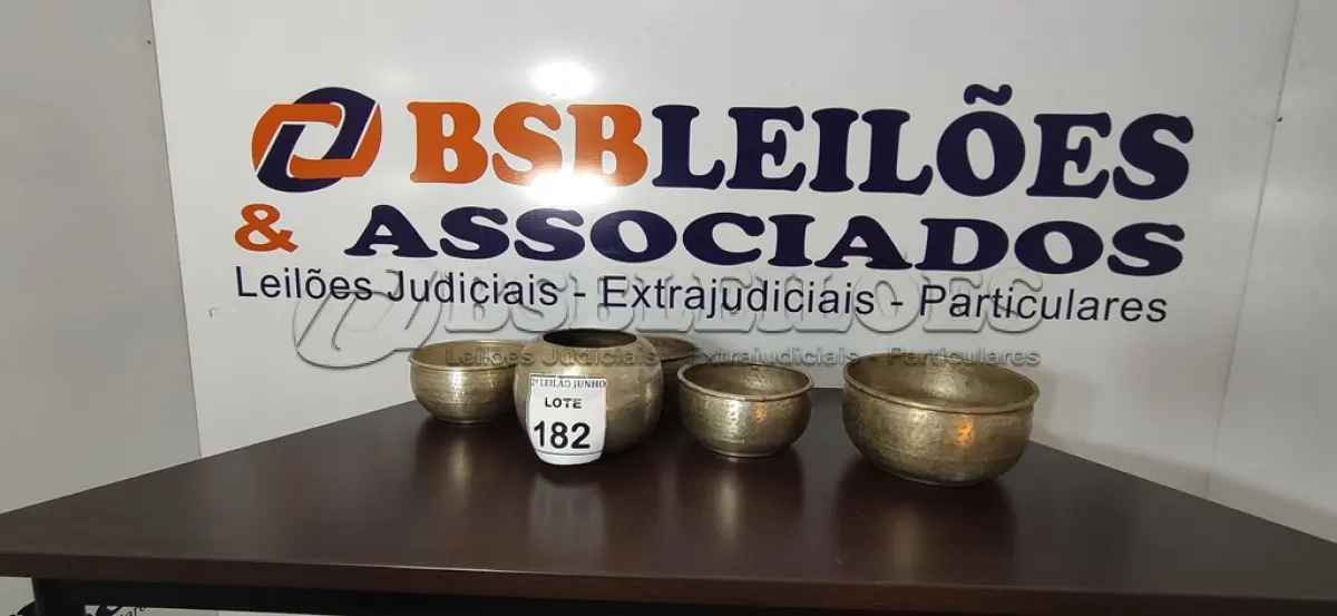 LOTE 182 - 05 CACHEPOT DE ALUMÍNIO. (NO ESTADO) ATENÇÃO! FAZER A VISITAÇÃO ANTES DE ARREMATAR, NÃO SABEMOS SE FUNCIONA, LEILÃO NÃO TEM GARANTIA E NEM DEVOLUÇÃO, SUJEITO A POSSÍVEIS AVARIAS VISÍVEIS/OCULTAS E/OU AUSÊNCIA DE COMPONENTES.