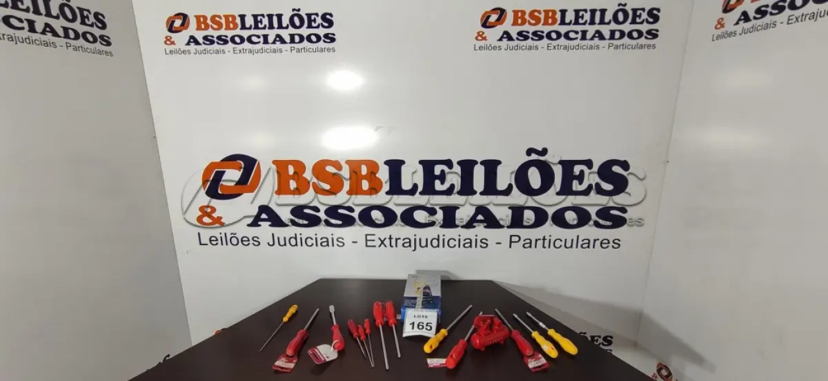 LOTE 165 - 14 CHAVES PHILIPS E FENDA TAMANHOS DIVERSOS, 01 ALICATE AMPERÍMETRO DIGITAL E 01 REPLICA DE COMPRESSOR.  (NO ESTADO) ATENÇÃO! FAZER A VISITAÇÃO ANTES DE ARREMATAR, NÃO SABEMOS SE FUNCIONA, LEILÃO NÃO TEM GARANTIA E NEM DEVOLUÇÃO, SUJEITO A POSSÍVEIS AVARIAS VISÍVEIS/OCULTAS E/OU AUSÊNCIA DE COMPONENTES.