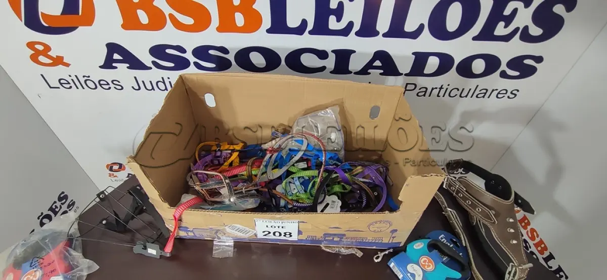LOTE 208 - 01 LOTE COM DIVERSAS COLEIRAS PARA PET E 03 GUIAS. (NO ESTADO) ATENÇÃO! FAZER A VISITAÇÃO ANTES DE ARREMATAR, NÃO SABEMOS SE FUNCIONA, LEILÃO NÃO TEM GARANTIA E NEM DEVOLUÇÃO, SUJEITO A POSSÍVEIS AVARIAS VISÍVEIS/OCULTAS E/OU AUSÊNCIA DE COMPONENTES. (NO ESTADO) ATENÇÃO! FAZER A VISITAÇÃO ANTES DE ARREMATAR, NÃO SABEMOS SE FUNCIONA, LEILÃO NÃO TEM GARANTIA E NEM DEVOLUÇÃO, SUJEITO A POSSÍVEIS AVARIAS VISÍVEIS/OCULTAS E/OU AUSÊNCIA DE COMPONENTES.