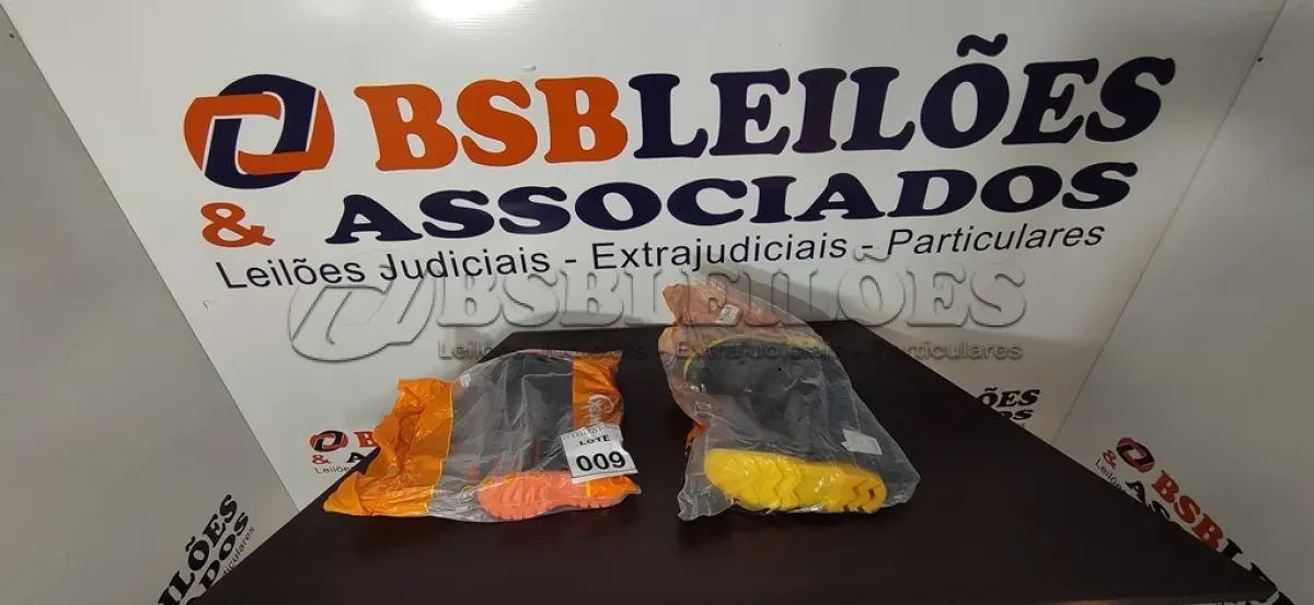LOTE 009 - 02 PARES DE BOTAS DE BORRACHA NUMERAÇÕES 27 E 38. (NO ESTADO) ATENÇÃO! FAZER A VISITAÇÃO ANTES DE ARREMATAR, NÃO SABEMOS SE FUNCIONA, LEILÃO NÃO TEM GARANTIA E NEM DEVOLUÇÃO, SUJEITO A POSSÍVEIS AVARIAS VISÍVEIS/OCULTAS E/OU AUSÊNCIA DE COMPONENTES.
