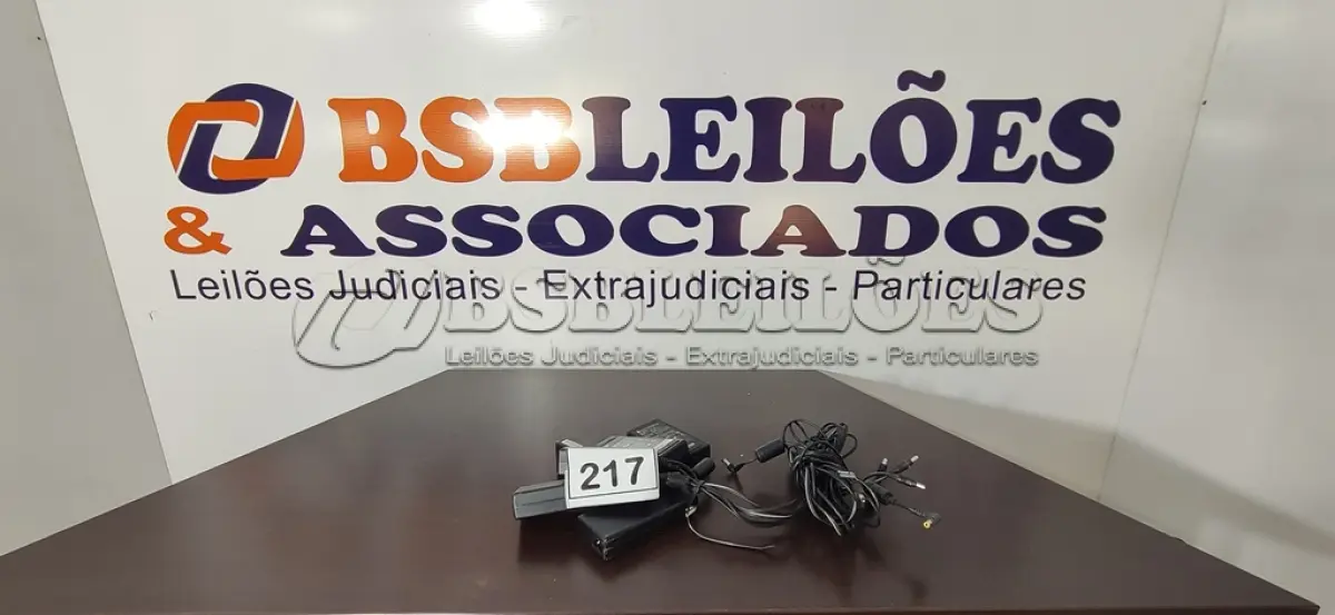 LOTE 217 - 05 FONTES PARA NOTEBOOKS VOLTAGENS DIVERSAS. (NO ESTADO) ATENÇÃO! FAZER A VISITAÇÃO ANTES DE ARREMATAR, NÃO SABEMOS SE FUNCIONA, LEILÃO NÃO TEM GARANTIA E NEM DEVOLUÇÃO, SUJEITO A POSSÍVEIS AVARIAS VISÍVEIS/OCULTAS E/OU AUSÊNCIA DE COMPONENTES.