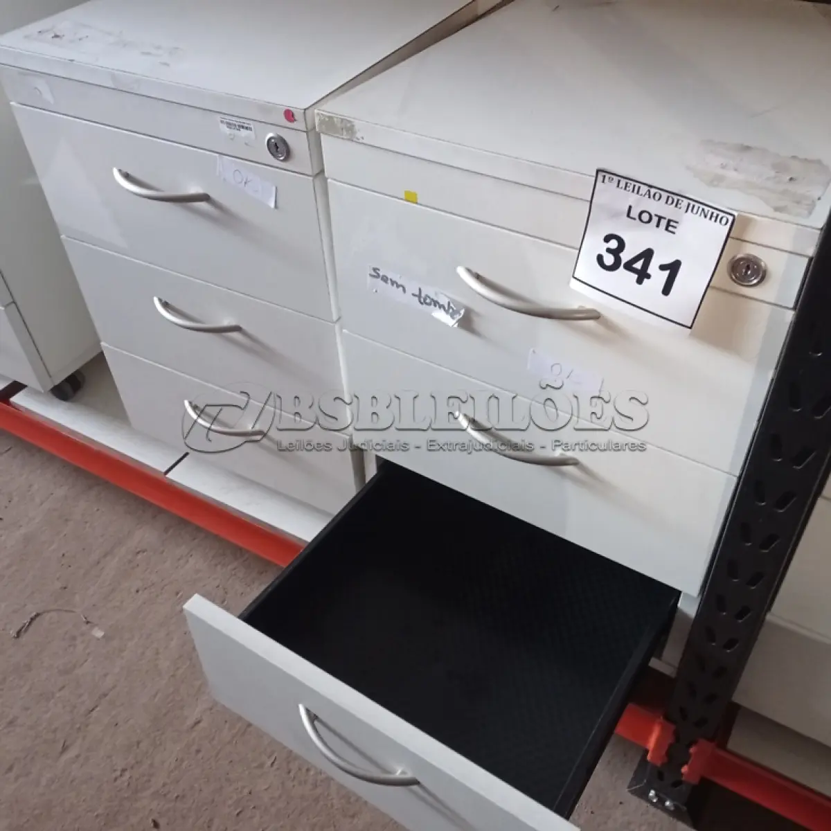 LOTE 341 - 02 GAVETEIROS COM 03 GAVETAS CADA. (NO ESTADO) ATENÇÃO! FAZER A VISITAÇÃO ANTES DE ARREMATAR, NÃO SABEMOS SE FUNCIONA. LEILÃO NÃO TEM GARANTIA E NEM DEVOLUÇÃO, SUJEITO A POSSÍVEIS AVARIAS VISÍVEIS/OCULTAS E/OU AUSÊNCIA DE COMPONENTES.