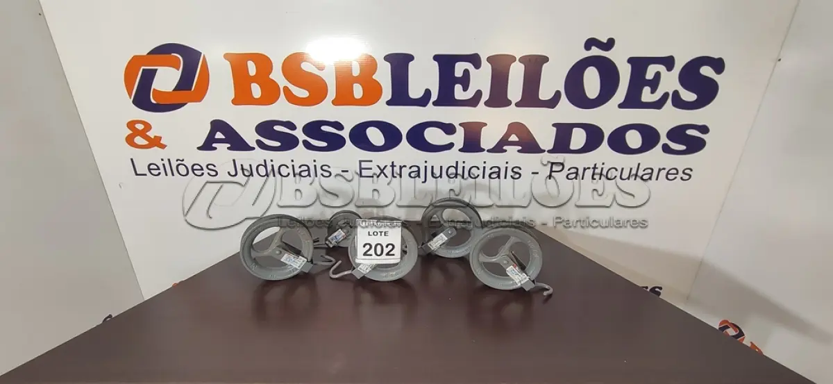 LOTE 202 - 04 ROLDANAS NÚMERO 16 180 KG E 01 ROLDANA NÚMERO 10 100KG. (NO ESTADO) ATENÇÃO! FAZER A VISITAÇÃO ANTES DE ARREMATAR, NÃO SABEMOS SE FUNCIONA, LEILÃO NÃO TEM GARANTIA E NEM DEVOLUÇÃO, SUJEITO A POSSÍVEIS AVARIAS VISÍVEIS/OCULTAS E/OU AUSÊNCIA DE COMPONENTES.