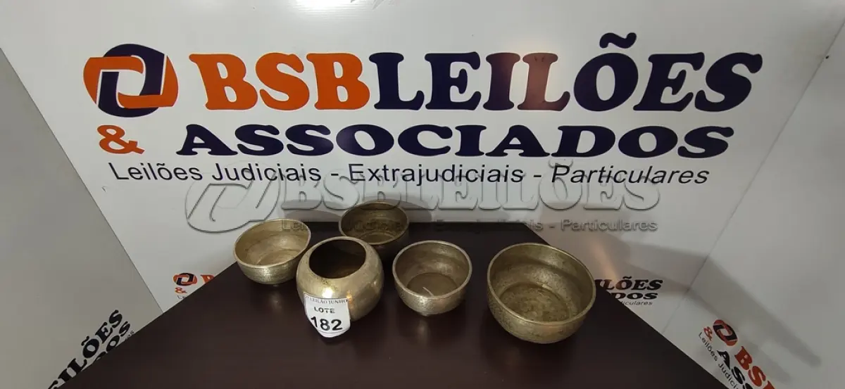 LOTE 182 - 05 CACHEPOT DE ALUMÍNIO. (NO ESTADO) ATENÇÃO! FAZER A VISITAÇÃO ANTES DE ARREMATAR, NÃO SABEMOS SE FUNCIONA, LEILÃO NÃO TEM GARANTIA E NEM DEVOLUÇÃO, SUJEITO A POSSÍVEIS AVARIAS VISÍVEIS/OCULTAS E/OU AUSÊNCIA DE COMPONENTES.