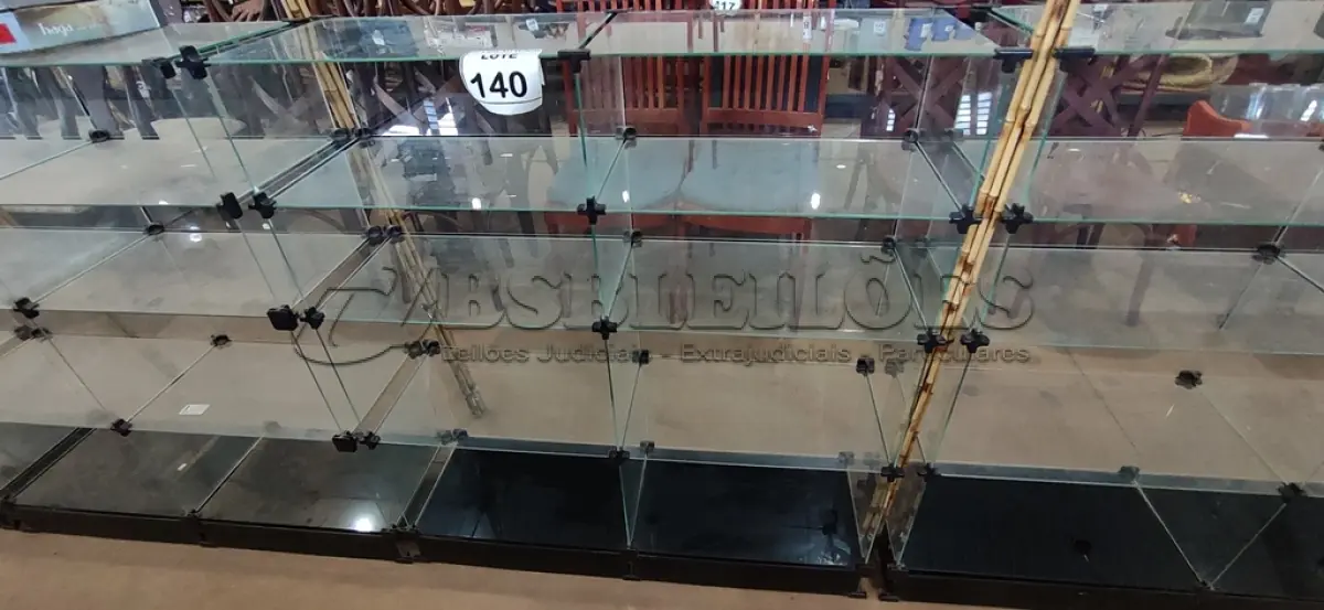 LOTE 140 - 01 VITRINE EXPOSITORA DE VIDRO. (NO ESTADO) ATENÇÃO! FAZER A VISITAÇÃO ANTES DE ARREMATAR, NÃO SABEMOS SE FUNCIONA, LEILÃO NÃO TEM GARANTIA E NEM DEVOLUÇÃO, SUJEITO A POSSÍVEIS AVARIAS VISÍVEIS/OCULTAS E/OU AUSÊNCIA DE COMPONENTES.