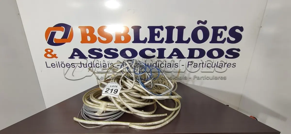 LOTE 219 - 01 LOTE COM VÁRIOS PEDAÇOS DE FITA LED. (NO ESTADO) ATENÇÃO! FAZER A VISITAÇÃO ANTES DE ARREMATAR, NÃO SABEMOS SE FUNCIONA, LEILÃO NÃO TEM GARANTIA E NEM DEVOLUÇÃO, SUJEITO A POSSÍVEIS AVARIAS VISÍVEIS/OCULTAS E/OU AUSÊNCIA DE COMPONENTES.