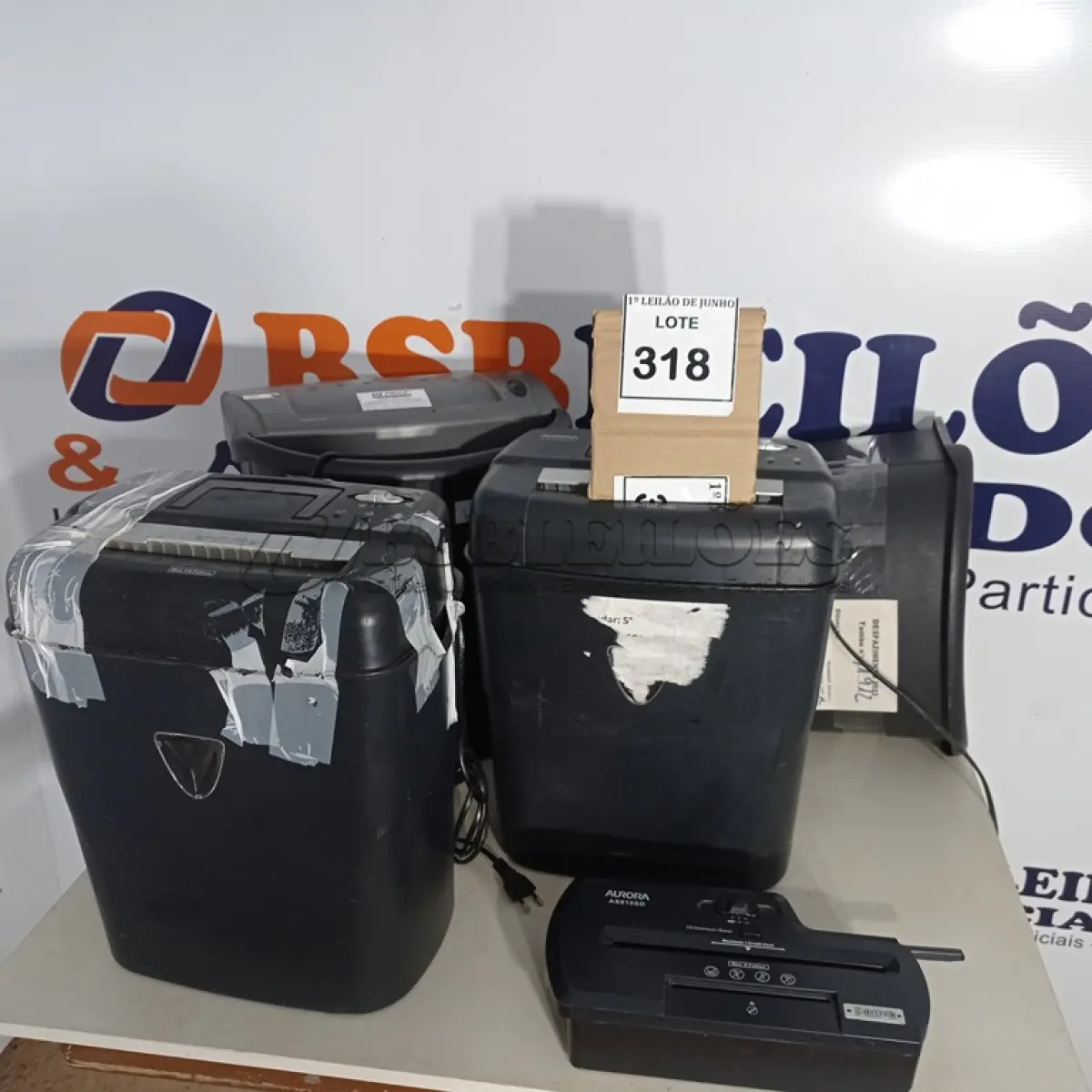 LOTE 318 - 04 FRAGMENTADORAS DE PAPEL MARCAS E MODELOS DIVERSOS. (NO ESTADO) ATENÇÃO! FAZER A VISITAÇÃO ANTES DE ARREMATAR, NÃO SABEMOS SE FUNCIONA, LEILÃO NÃO TEM GARANTIA E NEM DEVOLUÇÃO, SUJEITO A POSSÍVEIS AVARIAS VISÍVEIS/OCULTAS E/OU AUSÊNCIA DE COMPONENTES.