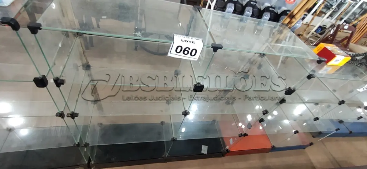 LOTE 060 - 01 VITRINE EXPOSITORA DE VIDRO. (NO ESTADO) ATENÇÃO! FAZER A VISITAÇÃO ANTES DE ARREMATAR, NÃO SABEMOS SE FUNCIONA, LEILÃO NÃO TEM GARANTIA E NEM DEVOLUÇÃO, SUJEITO A POSSÍVEIS AVARIAS VISÍVEIS/OCULTAS E/OU AUSÊNCIA DE COMPONENTES.