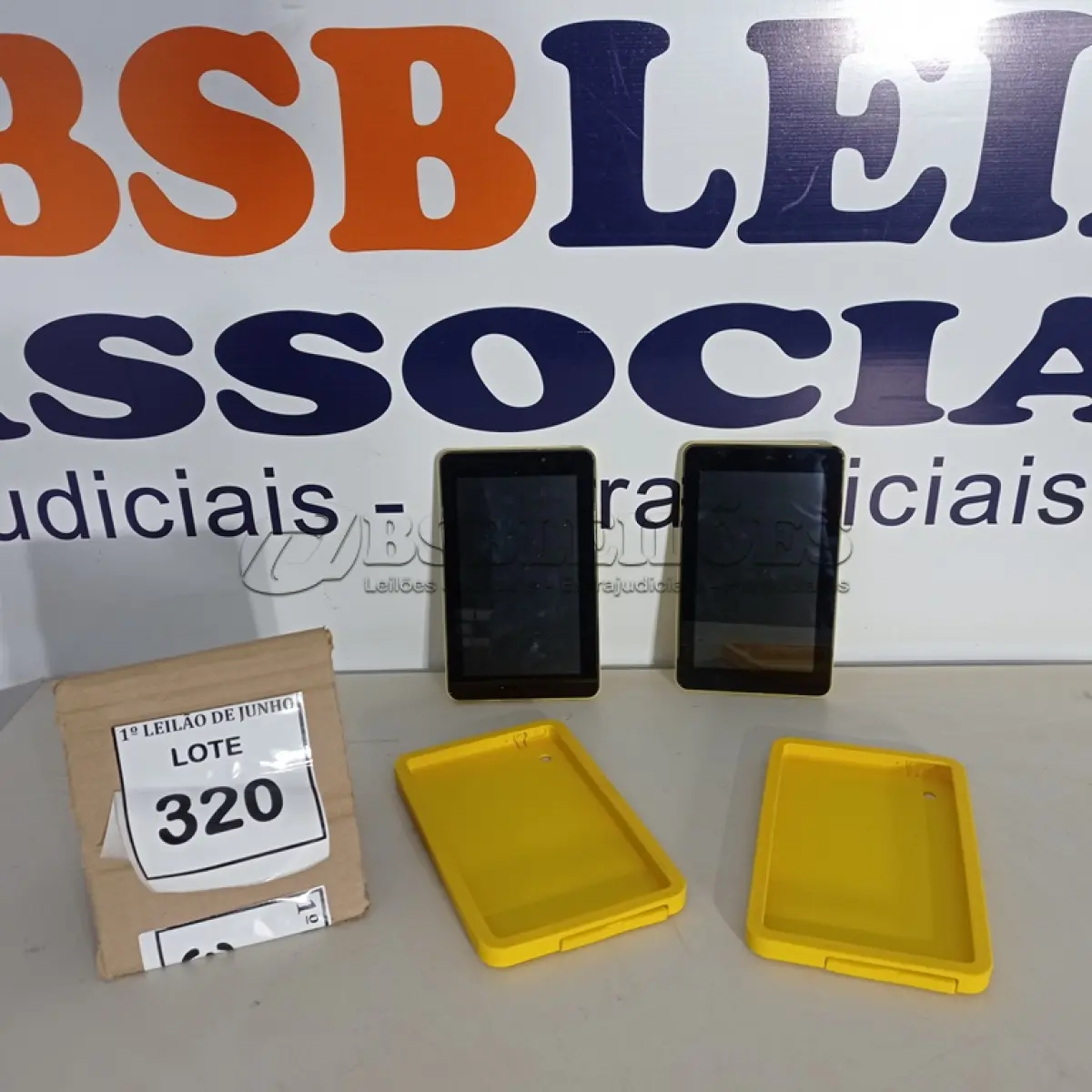 LOTE 320 - 02 TABLETS MARCA CCE. (NO ESTADO) ATENÇÃO! FAZER A VISITAÇÃO ANTES DE ARREMATAR, NÃO SABEMOS SE FUNCIONA, LEILÃO NÃO TEM GARANTIA E NEM DEVOLUÇÃO, SUJEITO A POSSÍVEIS AVARIAS VISÍVEIS/OCULTAS E/OU AUSÊNCIA DE COMPONENTES.