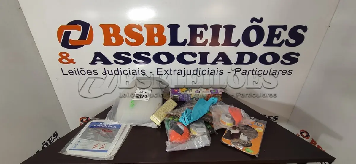 LOTE 201 - 06 TUBETES PROTETORES, 01 VARAL AUTOMÁTICO, 02 MASCARAS RESPIRADORES E FILTROS E DIVERSAS MÁSCARAS PROTETORAS FACIAIS. (NO ESTADO) ATENÇÃO! FAZER A VISITAÇÃO ANTES DE ARREMATAR, NÃO SABEMOS SE FUNCIONA, LEILÃO NÃO TEM GARANTIA E NEM DEVOLUÇÃO, SUJEITO A POSSÍVEIS AVARIAS VISÍVEIS/OCULTAS E/OU AUSÊNCIA DE COMPONENTES.
