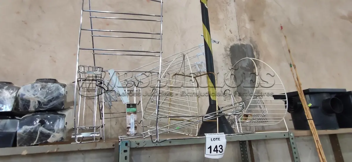 LOTE 143 - 01 LOTE COM SUPORTES DIVERSOS. (NO ESTADO) ATENÇÃO! FAZER A VISITAÇÃO ANTES DE ARREMATAR, NÃO SABEMOS SE FUNCIONA, LEILÃO NÃO TEM GARANTIA E NEM DEVOLUÇÃO, SUJEITO A POSSÍVEIS AVARIAS VISÍVEIS/OCULTAS E/OU AUSÊNCIA DE COMPONENTES.