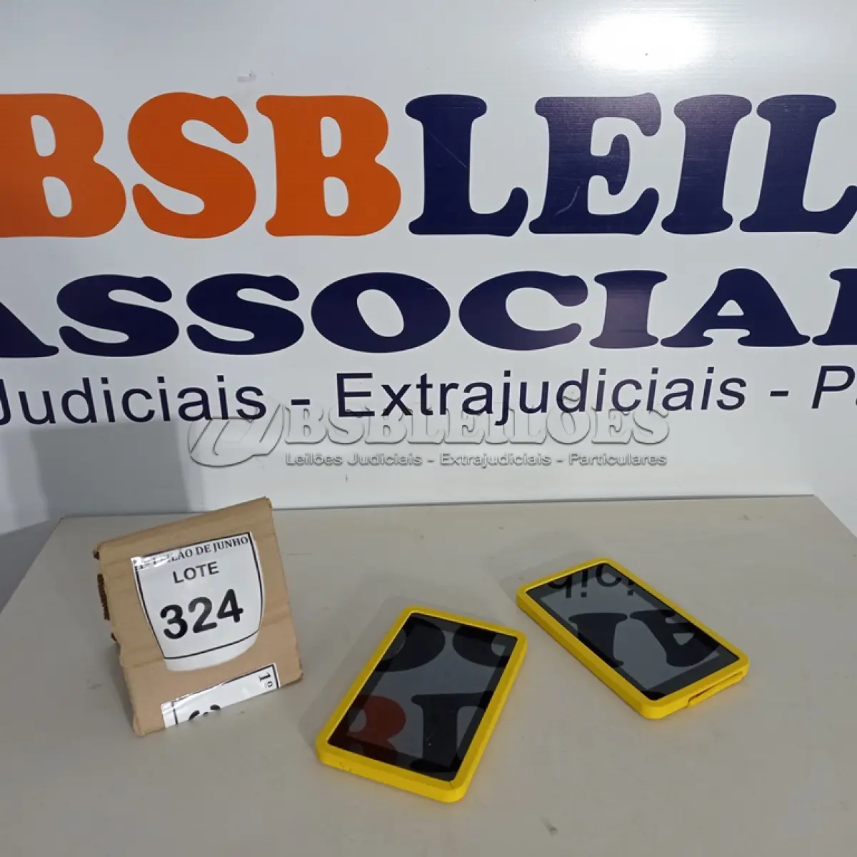 LOTE 324 - 02 TABLETS MARCA CCE. (NO ESTADO) ATENÇÃO! FAZER A VISITAÇÃO ANTES DE ARREMATAR, NÃO SABEMOS SE FUNCIONA, LEILÃO NÃO TEM GARANTIA E NEM DEVOLUÇÃO, SUJEITO A POSSÍVEIS AVARIAS VISÍVEIS/OCULTAS E/OU AUSÊNCIA DE COMPONENTES.