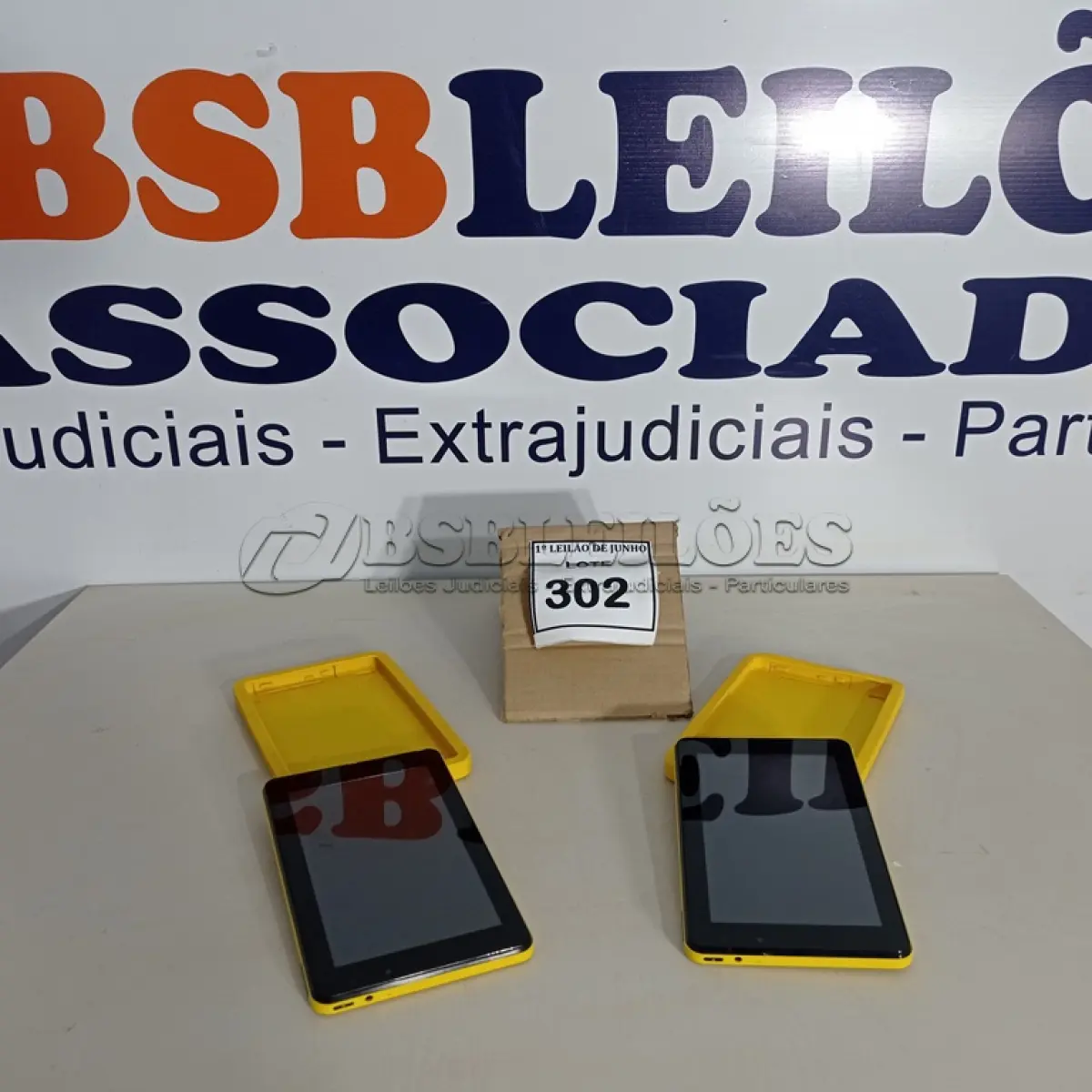 LOTE 302 - 02 TABLETS MARCA CCE. (NO ESTADO) ATENÇÃO! FAZER A VISITAÇÃO ANTES DE ARREMATAR, NÃO SABEMOS SE FUNCIONA, LEILÃO NÃO TEM GARANTIA E NEM DEVOLUÇÃO, SUJEITO A POSSÍVEIS AVARIAS VISÍVEIS/OCULTAS E/OU AUSÊNCIA DE COMPONENTES.