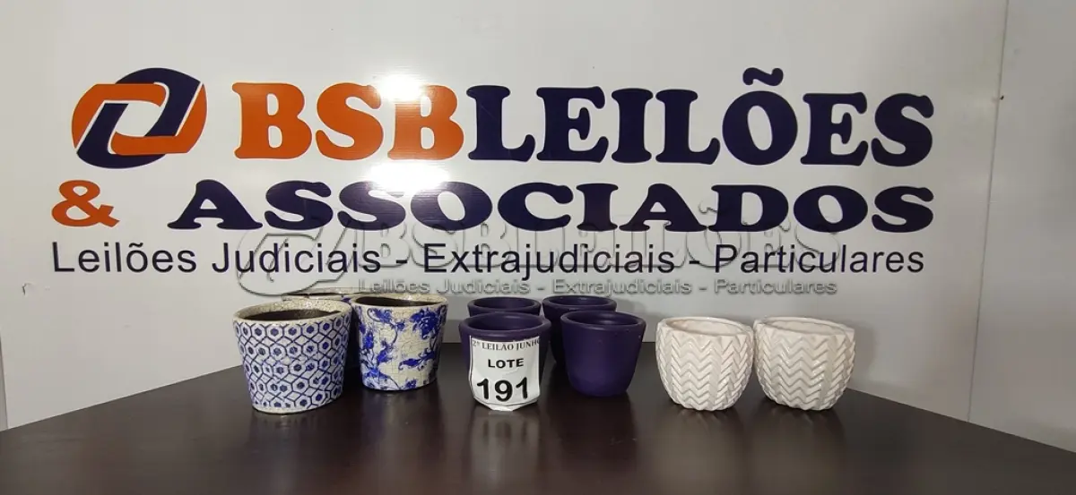 LOTE 191 - 05 VASOS DECORATIVOS TAMANHOS DIVERSOS. (NO ESTADO) ATENÇÃO! FAZER A VISITAÇÃO ANTES DE ARREMATAR, NÃO SABEMOS SE FUNCIONA, LEILÃO NÃO TEM GARANTIA E NEM DEVOLUÇÃO, SUJEITO A POSSÍVEIS AVARIAS VISÍVEIS/OCULTAS E/OU AUSÊNCIA DE COMPONENTES.