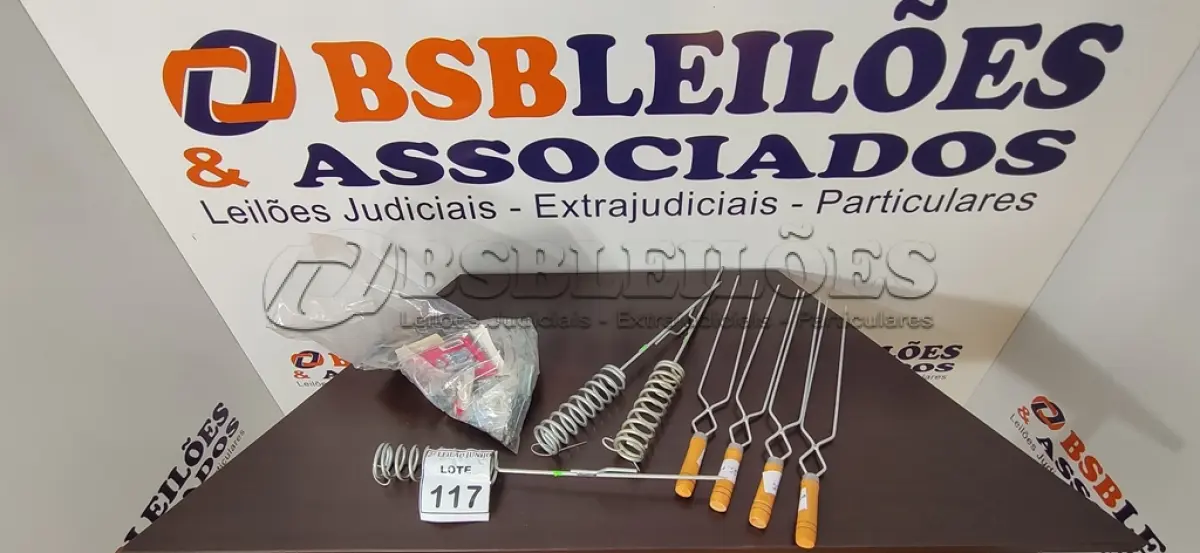 LOTE 117 - 04 ESPETOS DE FERRO, 03 SUPORTES PARA VARA E VÁRIAS TARJETAS E DOBRADIÇAS DIVERSAS. (NO ESTADO) ATENÇÃO! FAZER A VISITAÇÃO ANTES DE ARREMATAR, NÃO SABEMOS SE FUNCIONA, LEILÃO NÃO TEM GARANTIA E NEM DEVOLUÇÃO, SUJEITO A POSSÍVEIS AVARIAS VISÍVEIS/OCULTAS E/OU AUSÊNCIA DE COMPONENTES.