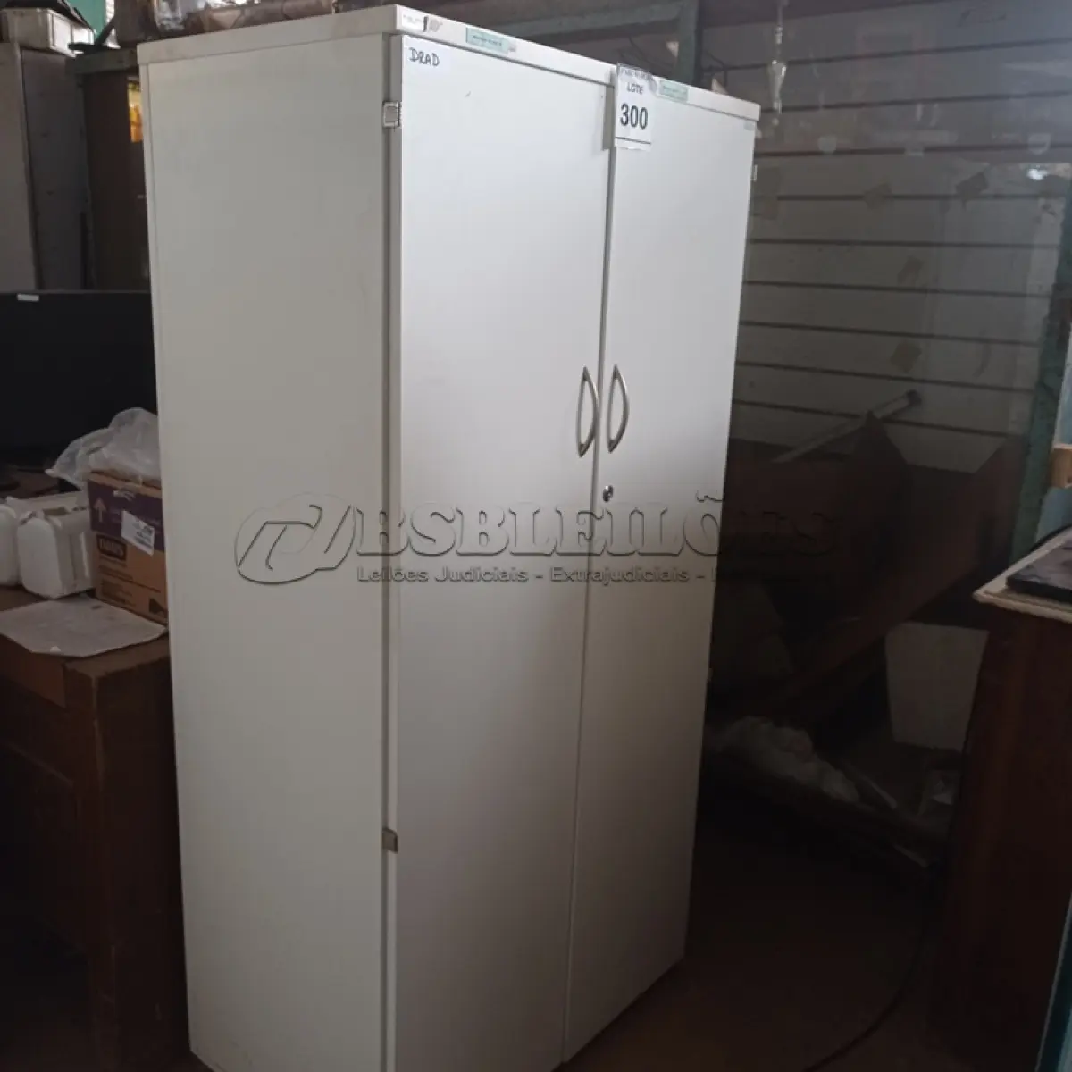 LOTE 300 - 01 ARMÁRIO ALTO PRA ESCRITÓRIO COM 2 PORTAS E 3 COMPARTIMENTOS. (NO ESTADO) ATENÇÃO! FAZER A VISITAÇÃO ANTES DE ARREMATAR, NÃO SABEMOS SE FUNCIONA, LEILÃO NÃO TEM GARANTIA E NEM DEVOLUÇÃO, SUJEITO A POSSÍVEIS AVARIAS VISÍVEIS/OCULTAS E/OU AUSÊNCIA DE COMPONENTES.