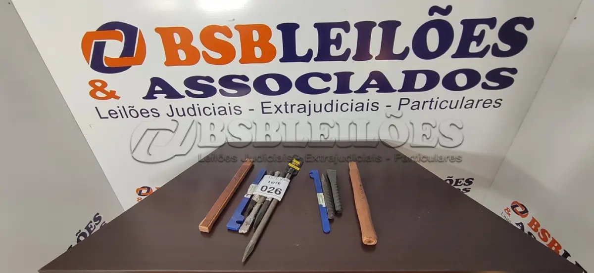 LOTE 026 - 05 PONTEIROS DE FERRO, 02 CHAVES PRA DOBRA DE FERRO E 02 CABOS DE MADEIRA PARA MARTELO. (NO ESTADO) ATENÇÃO! FAZER A VISITAÇÃO ANTES DE ARREMATAR, NÃO SABEMOS SE FUNCIONA, LEILÃO NÃO TEM GARANTIA E NEM DEVOLUÇÃO, SUJEITO A POSSÍVEIS AVARIAS VISÍVEIS/OCULTAS E/OU AUSÊNCIA DE COMPONENTES.