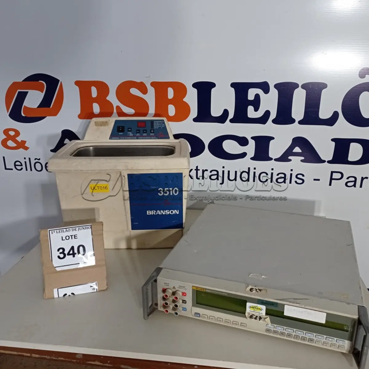 LOTE 340 - 01 BANHO ULTRASSÔNICO E 01 MILÍMETRO. (NO ESTADO) ATENÇÃO! FAZER A VISITAÇÃO ANTES DE ARREMATAR, NÃO SABEMOS SE FUNCIONA. LEILÃO NÃO TEM GARANTIA E NEM DEVOLUÇÃO, SUJEITO A POSSÍVEIS AVARIAS VISÍVEIS/OCULTAS E/OU AUSÊNCIA DE COMPONENTES.