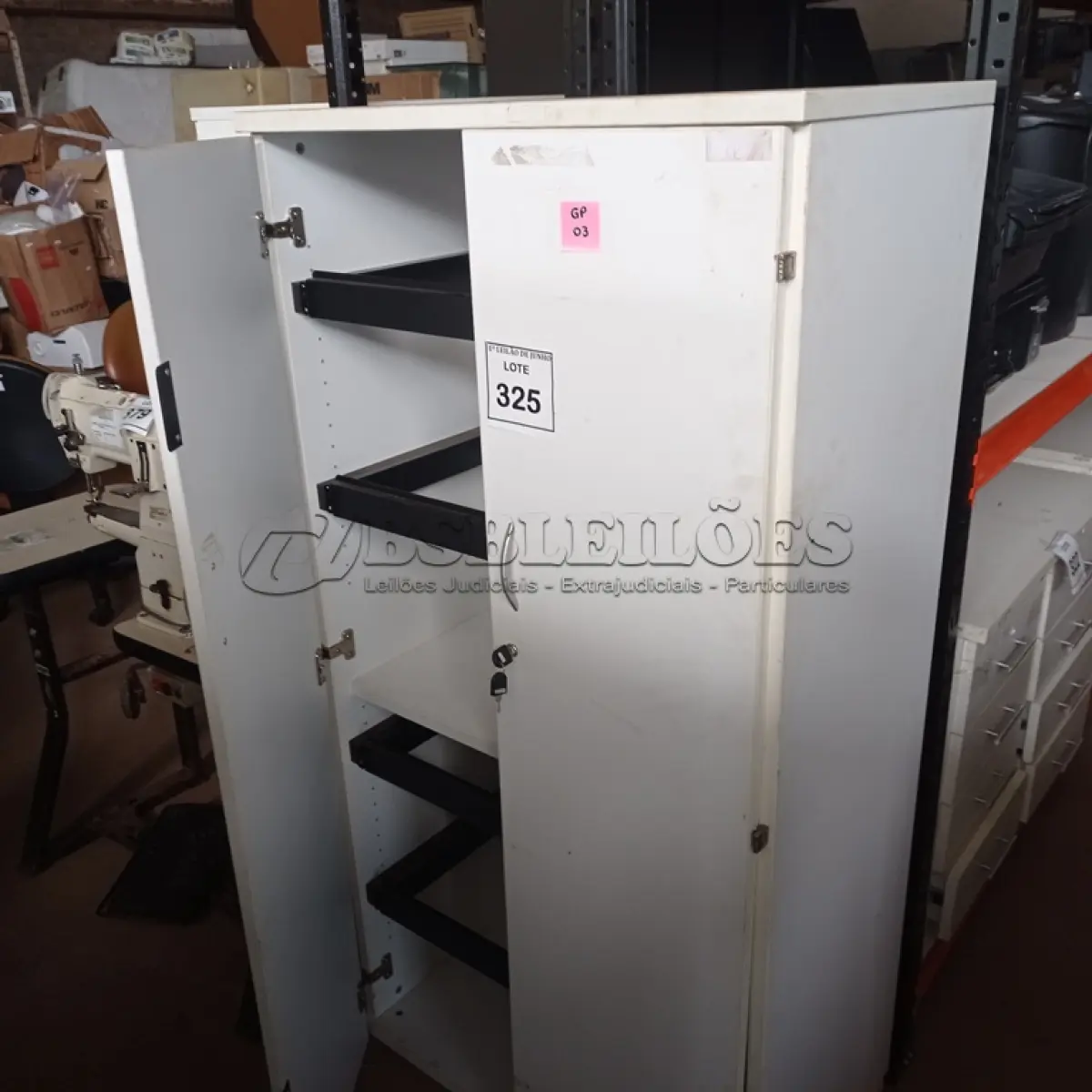 LOTE 325 - 01 ARMÁRIO ALTO PRA ESCRITÓRIO COM 02 PORTAS PARA PASTAS SUSPENSAS. (NO ESTADO) ATENÇÃO! FAZER A VISITAÇÃO ANTES DE ARREMATAR, NÃO SABEMOS SE FUNCIONA, LEILÃO NÃO TEM GARANTIA E NEM DEVOLUÇÃO, SUJEITO A POSSÍVEIS AVARIAS VISÍVEIS/OCULTAS E/OU AUSÊNCIA DE COMPONENTES.