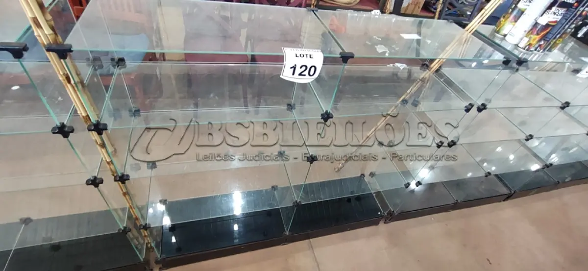LOTE 120 - 01 VITRINE EXPOSITORA DE VIDRO. (NO ESTADO) ATENÇÃO! FAZER A VISITAÇÃO ANTES DE ARREMATAR, NÃO SABEMOS SE FUNCIONA, LEILÃO NÃO TEM GARANTIA E NEM DEVOLUÇÃO, SUJEITO A POSSÍVEIS AVARIAS VISÍVEIS/OCULTAS E/OU AUSÊNCIA DE COMPONENTES.