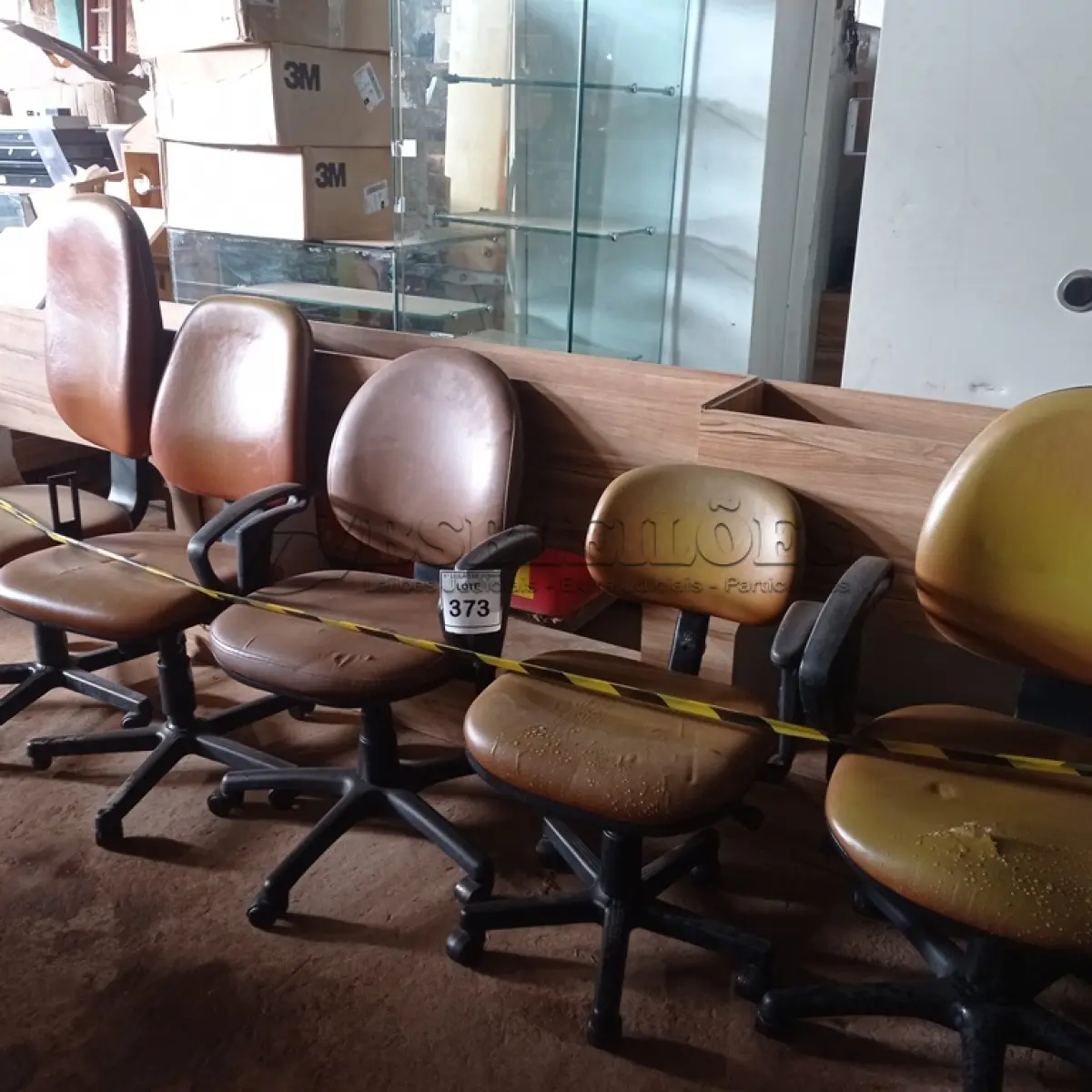 LOTE 373 - 06 CADEIRAS PARA ESCRITÓRIO GIRATÓRIAS. (NO ESTADO) ATENÇÃO! FAZER A VISITAÇÃO ANTES DE ARREMATAR, NÃO SABEMOS SE FUNCIONA. LEILÃO NÃO TEM GARANTIA E NEM DEVOLUÇÃO, SUJEITO A POSSÍVEIS AVARIAS VISÍVEIS/OCULTAS E/OU AUSÊNCIA DE COMPONENTES.