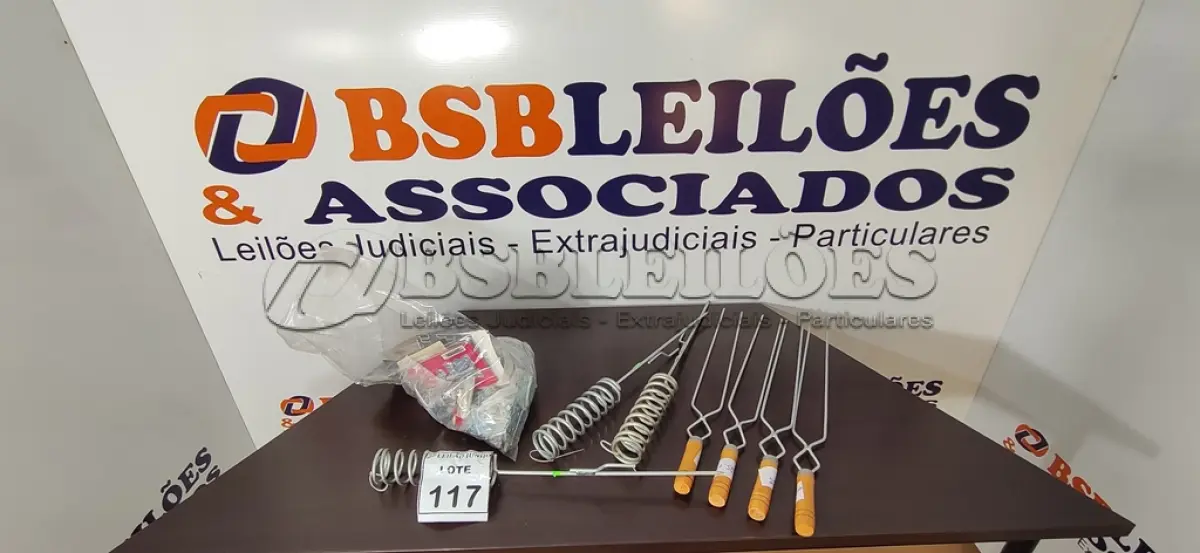 LOTE 117 - 04 ESPETOS DE FERRO, 03 SUPORTES PARA VARA E VÁRIAS TARJETAS E DOBRADIÇAS DIVERSAS. (NO ESTADO) ATENÇÃO! FAZER A VISITAÇÃO ANTES DE ARREMATAR, NÃO SABEMOS SE FUNCIONA, LEILÃO NÃO TEM GARANTIA E NEM DEVOLUÇÃO, SUJEITO A POSSÍVEIS AVARIAS VISÍVEIS/OCULTAS E/OU AUSÊNCIA DE COMPONENTES.